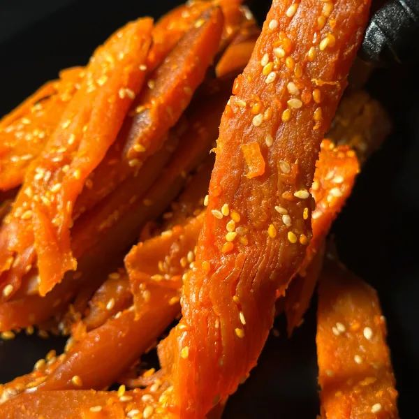 Squid shavings with sesame seeds