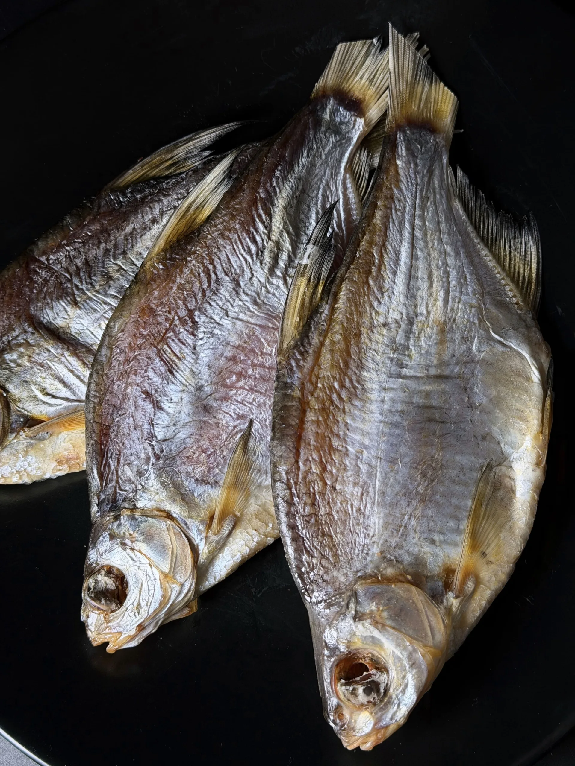 Dried silver bream (70% roe filled)